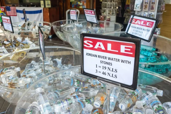 Свята вода з річки Йордан для продажу в Ярденіт хрещенні сайту в Ізраїлі — стокове фото