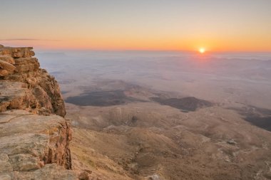 Negev çölünde gün doğumu. İsrail'de Makhtesh Ramon Krateri 