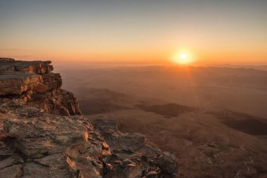 Negev çölünde gün doğumu. İsrail'de Makhtesh Ramon Krateri 