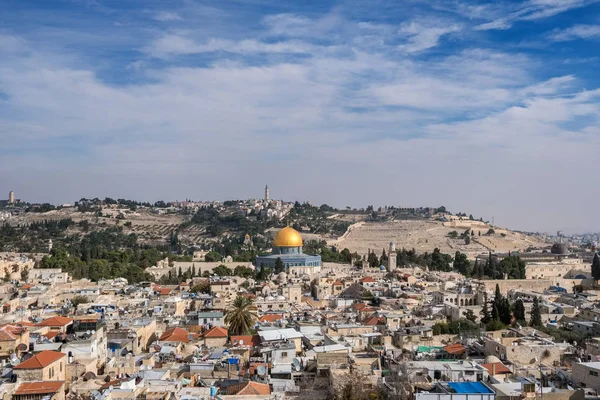 Koepel van de rots en Olijfberg in Jeruzalem oude stad — Stockfoto