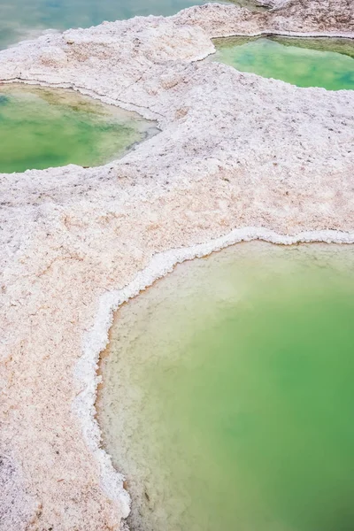 Vista de perto dos cristais de sal e formação mineral na costa do Mar Morto em Israel — Fotografia de Stock