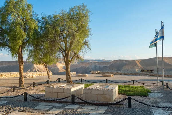 Le tombeau du fondateur de l'Etat d'Israël, Ben Gourion et sa femme dans le kibboutz Sde Boker dans le désert de Judée, Israël . — Photo