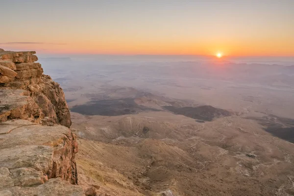 Amanecer en el desierto de Negev. Cráter Makhtesh Ramón en Israel — Foto de Stock