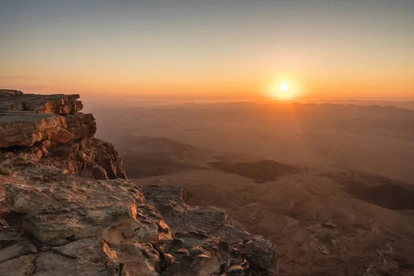 Lever de soleil dans le désert du Néguev. Cratère Makhtesh Ramon en Israël — Photo