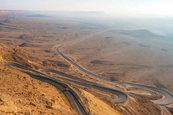 Higway en el cráter Ramon Makhtesh Ramon en el desierto del Negev en Mitzpe Ramon — Foto de Stock