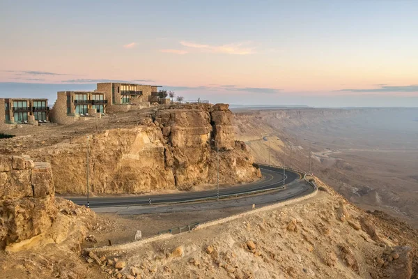 Carretera en el acantilado del cráter Ramón en Mizpe Ramón, Israel — Foto de Stock