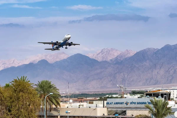 Passenger airplane landing in  airport of Eilat, Israel — Stock Photo, Image