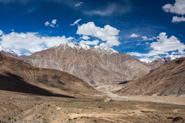 Himalaya dağlarında Nubra vadisinde dağ manzarası, Ladakh