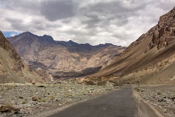 Горная дорога в Гималаях в Ладакхе — стоковое фото