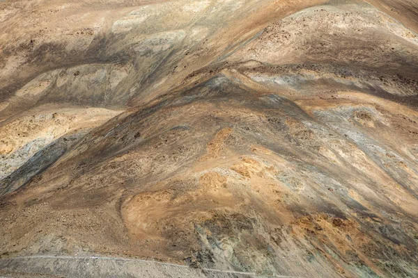 Pequeno carro na estrada de alta altitude em Ladakh com enormes montanhas do Himalaia no fundo — Fotografia de Stock