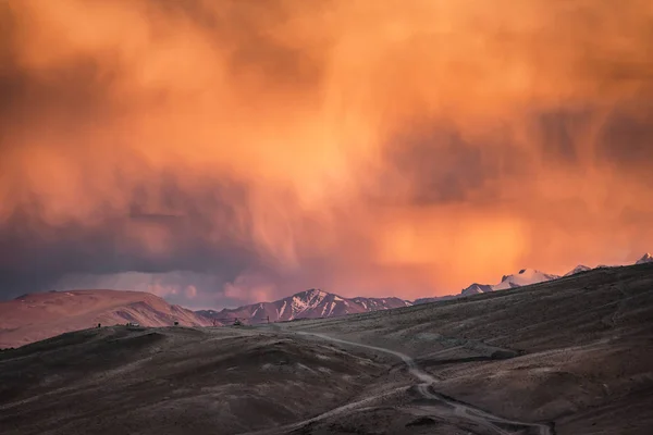 Paisagem do planalto de Changtang com um pôr do sol nuvens de tempestade em Ladakh — Fotografia de Stock