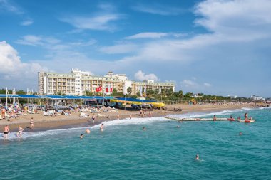 Antalya, Türkiye yakınlarındaki Akdeniz'de tatil kompleksi otel yakınında Kumlu plaj