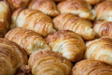Taze pişmiş kruvasan closeup.