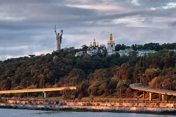 Kyiv cityscape with the view at Kiev Pechersk Lavra monastery and the Motherland Monument — Stock Photo, Image