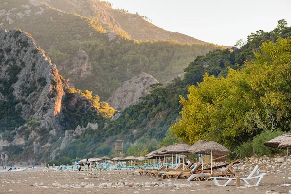 Guarda-sóis e espreguiçadeiras na praia Cirali, na Turquia — Fotografia de Stock