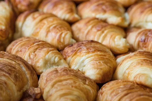 Croissants fraîchement cuits gros plan . — Photo