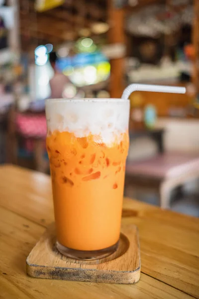 户外咖啡厅桌上摆着奶油的泰国冰茶 — 图库照片