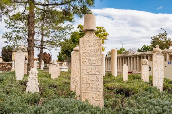 Ottomaanse en Seljuk periode grafstenen, Mevlana museumtuin Konya, Turkije — Stockfoto