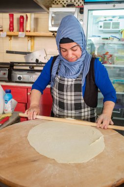 Kimliği belirsiz kadın, Türkiye'de açık hava kafesinde geleneksel Türk gözleme Seği'ni pişiriyor