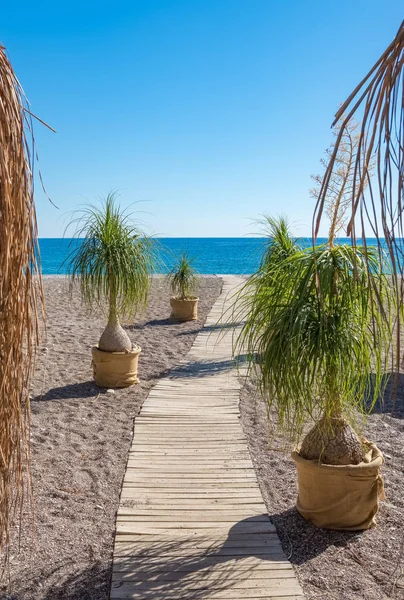 Passo di legno per il mare sulla spiaggia Cirali Olympos, provincia di Antalya — Foto Stock