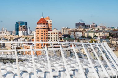 Olimpiyat stadyumunun çatısı ile Kiev cityscape