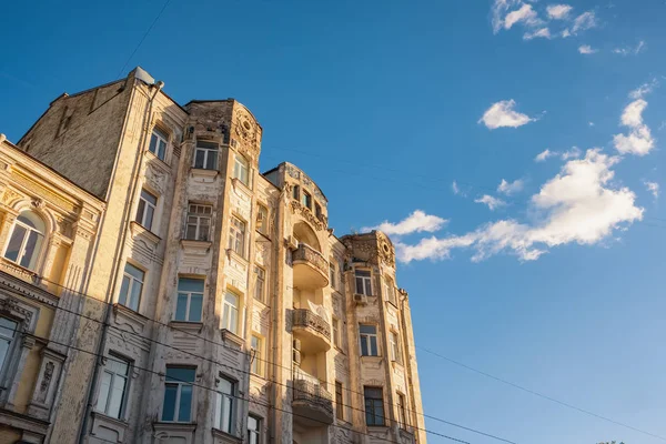 Oude gevel van het gebouw in het centrale historische deel van de stad Kiev, Oekraïne. — Stockfoto