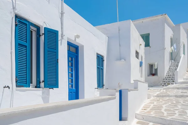 Fachada de casa blanca con puerta azul tradicional en la isla de Paros, Cícladas —  Fotos de Stock