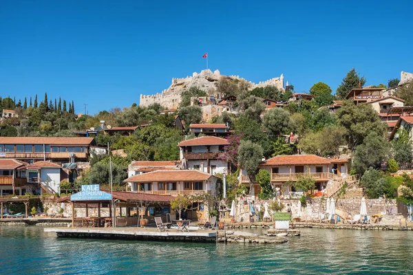 Het dorp Kalekoy en Simena Kalesi Castle in kale Ucagiz Village, provincie Antalya, Turkije — Stockfoto