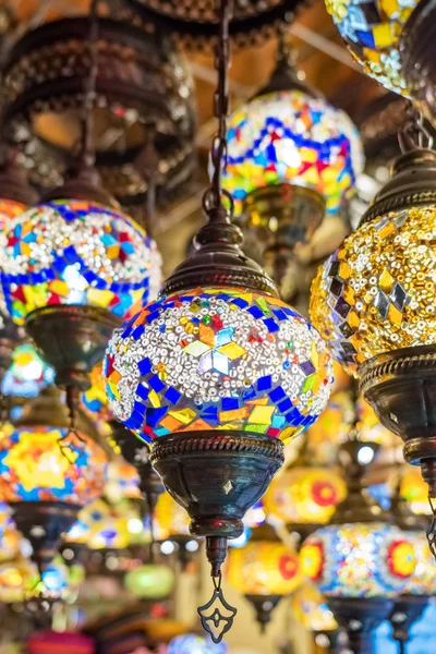 Variedade de lâmpadas de vidro de peru coloridas para venda em Capadócia, Turquia . — Fotografia de Stock