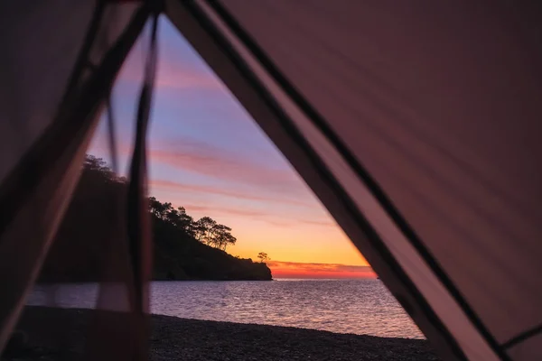 帐篷在土耳其海岸美丽的黎明天空中 — 图库照片