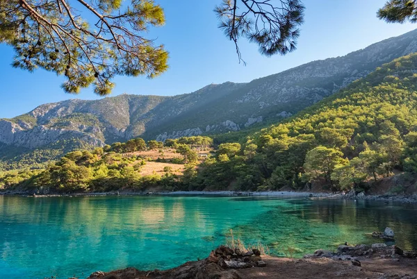 Hermosa agua tranquila del mar Mediterráneo cerca de Antalya, Turquía . —  Fotos de Stock