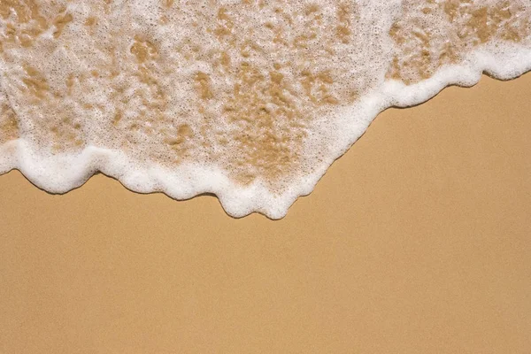 Vague sur le fond de la plage de sable — Photo