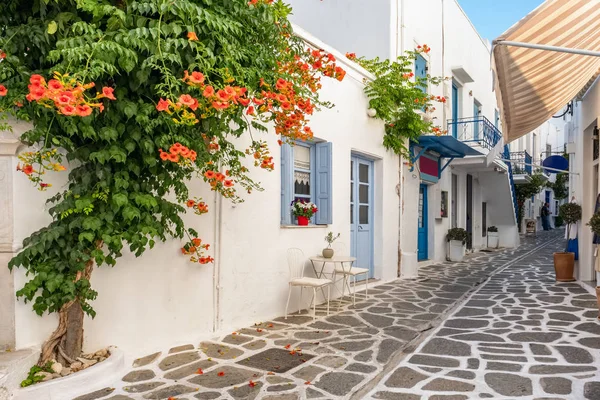 Vista di una tipica stradina nel centro storico di Parikia, isola di Paros, Grecia — Foto Stock