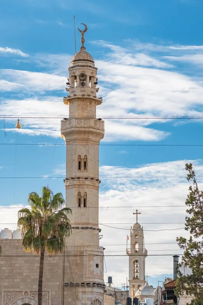 Beytüllahim, Filistin'de arka planda Müslüman minare ve Hıristiyan kilisesi. — Stok fotoğraf