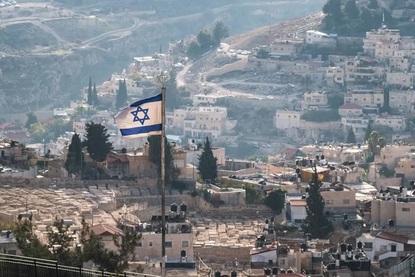 Ισραηλινή σημαία με κτήρια κατοικιών στο παρασκήνιο στην Ιερουσαλήμ, Ισραήλ — Φωτογραφία Αρχείου