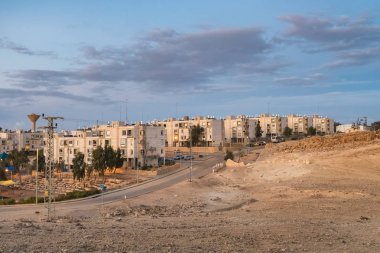 Negev Çölü'nde alacakaranlıkta Mitzpe Ramon kasabası, İsrail