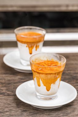 Soğuk krema ve sıcak espresso ile yapılan özel kahve içecekleri