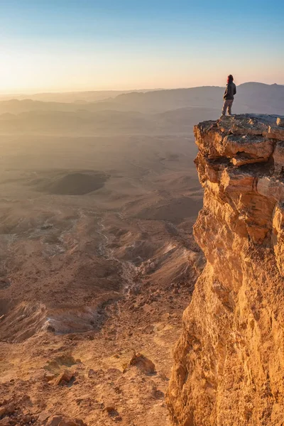 Observando el amanecer en el desierto de Negev. Cráter Makhtesh Ramón en Israel — Foto de Stock
