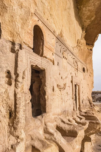Bejárat a régi Cavusin erőd és templom Vaftizci Yahya, Keresztelő Szent János a Cappadocia — Stock Fotó