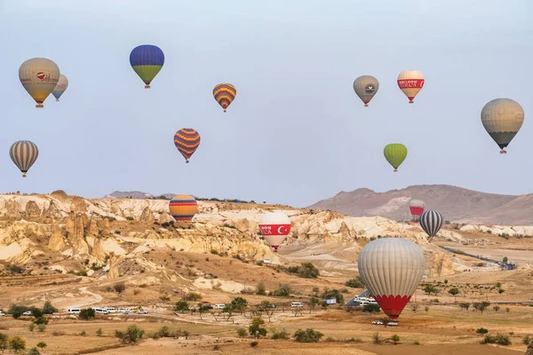 Globo de aire caliente volando sobre famosas formaciones rocosas paisaje de Capadocia, Turquía — Foto de Stock
