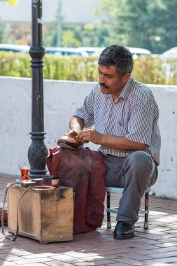 Ankara, Türkiye caddesinde kimliği belirsiz Türk ayakkabı parlatıcı