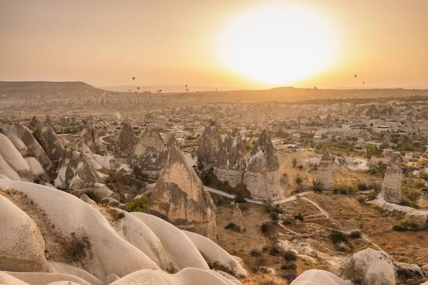 Kapadokya'nın ünlü kaya oluşumları üzerinde gün doğumu — Stok fotoğraf