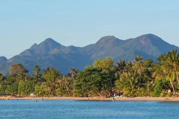 タイのチャン島の美しい空の熱帯のビーチ — ストック写真