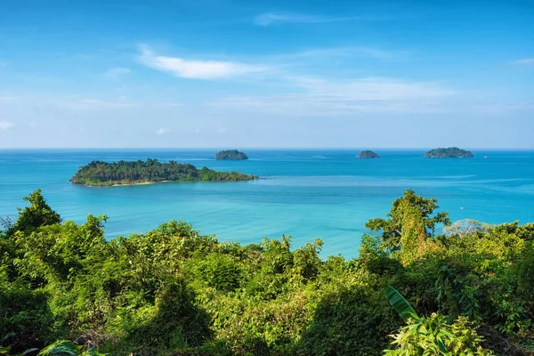 Tropisk ö landskapsutsikt från Koh Chang till Koh man Nai i Thailand — Stockfoto