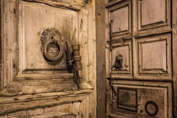 Stare drewniane drzwi wejścia do Kościoła Grobu Świętego w Jerozolimie, Izrael — Zdjęcie stockowe
