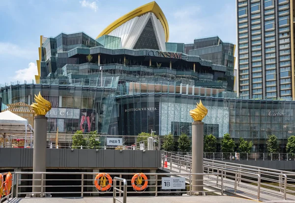 Iconsiam shopping mall with luxury shops in it in Bangkok, Thailand — Stock Photo, Image
