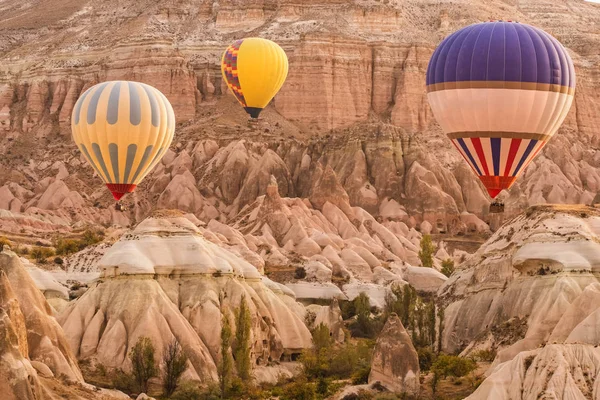 Hőlégballonok repülnek a híres Kappadocia táj fölött, Törökország — Stock Fotó