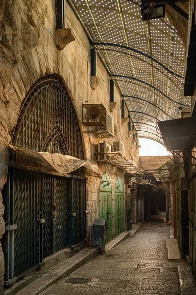 Lege straat met gesloten winkels in de oude stad van Jeruzalem in de vroege ochtend — Stockfoto