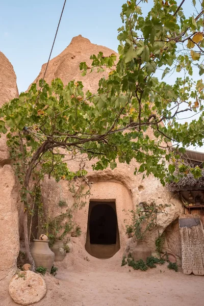 Toegang tot het traditionele grot huisgemaakt in rotsformaties van Cappadocië, Turkije — Stockfoto