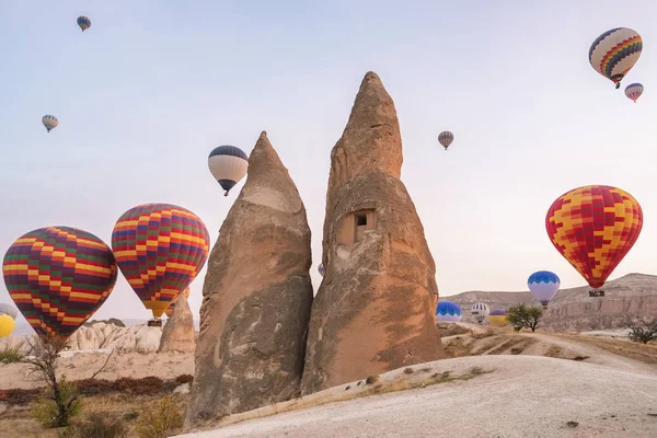 Kapadokya 'nın ünlü manzarası üzerinde uçan sıcak hava balonları, Türkiye — Stok fotoğraf